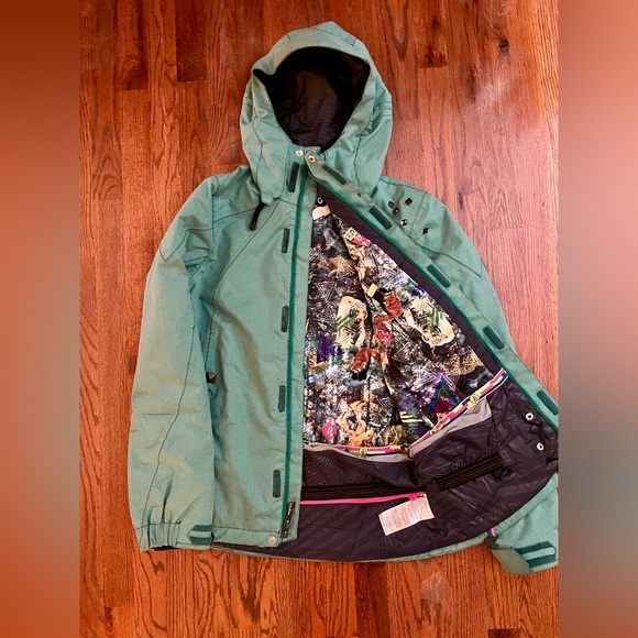 Volcom Snowboard Jacket - Picture 3 of 9